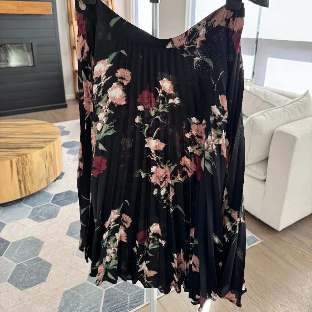 Vince Camuto black floral pleated skirt. - Picture 1 of 4